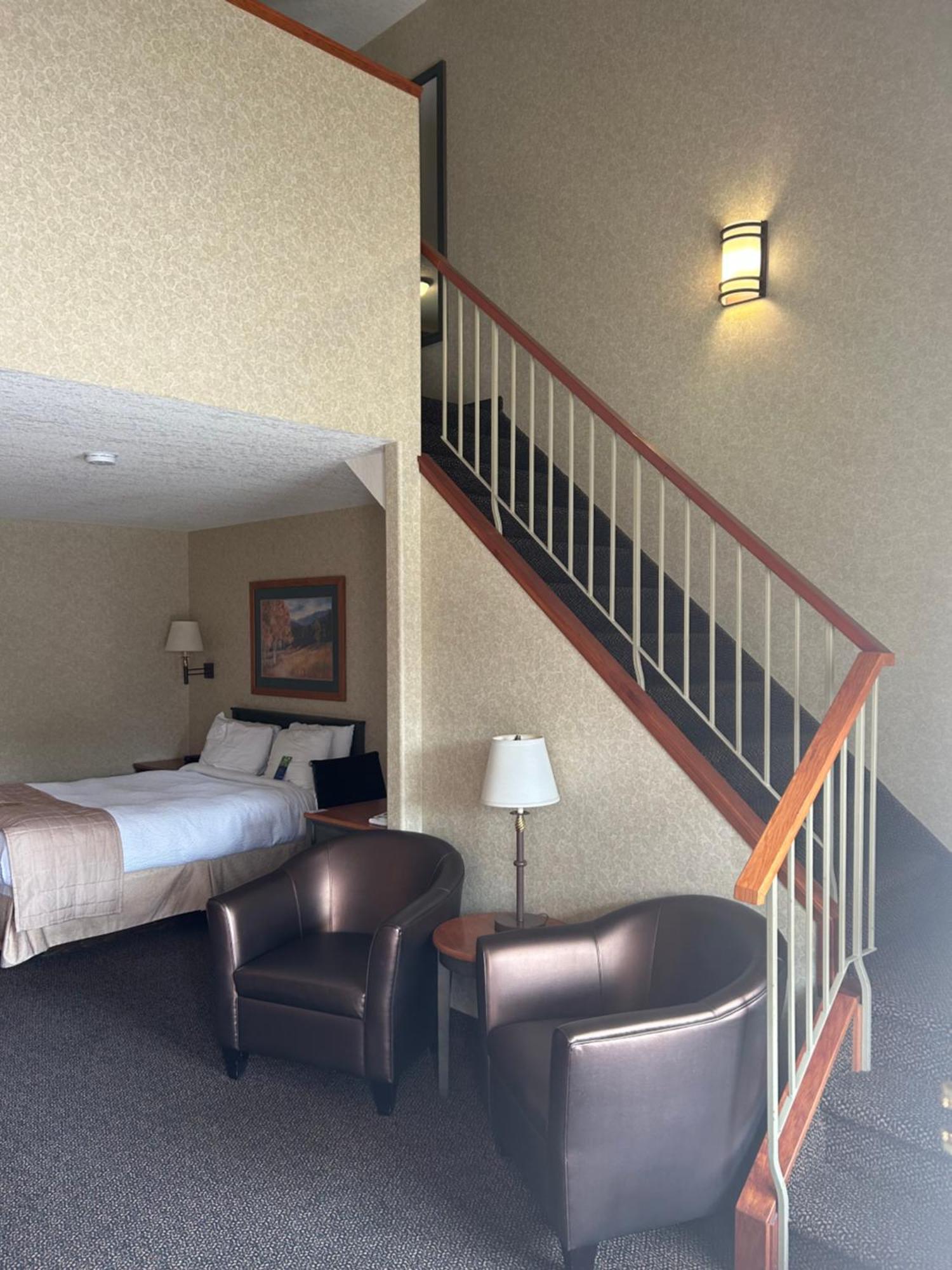 Lakeview Inns & Suites - Хинтон Экстерьер фото